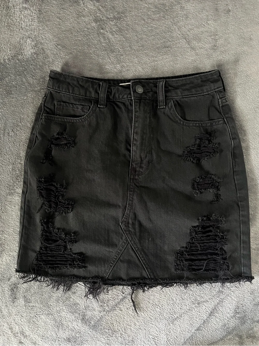 Hollister Women’s Ultra High-Rise Black Distressed Denim Skirt (3)